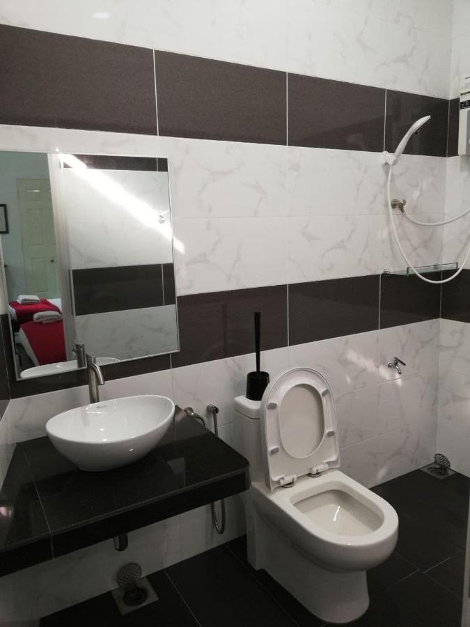 Roomstay Hj Esmon Parit Raja Uthm Zewnętrze zdjęcie